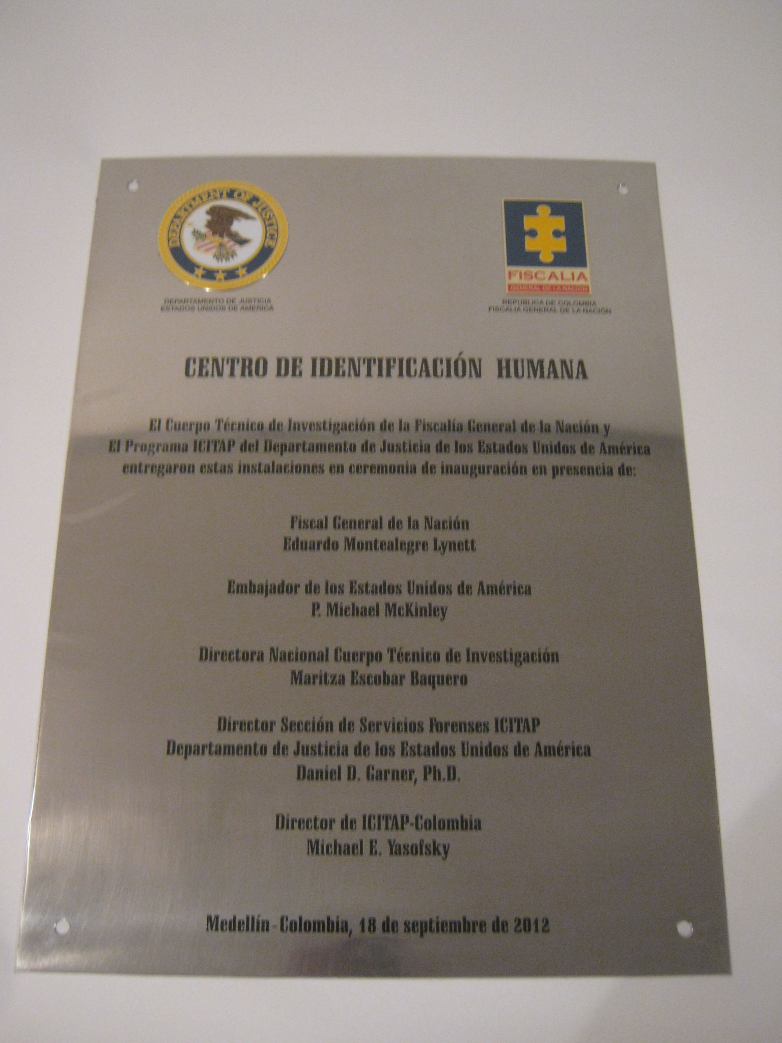 PLACA CONMEMORATIVA, CENTRO DE IDENTIFICACION HUMANA, AMA JOYERIA CORPORATIVA