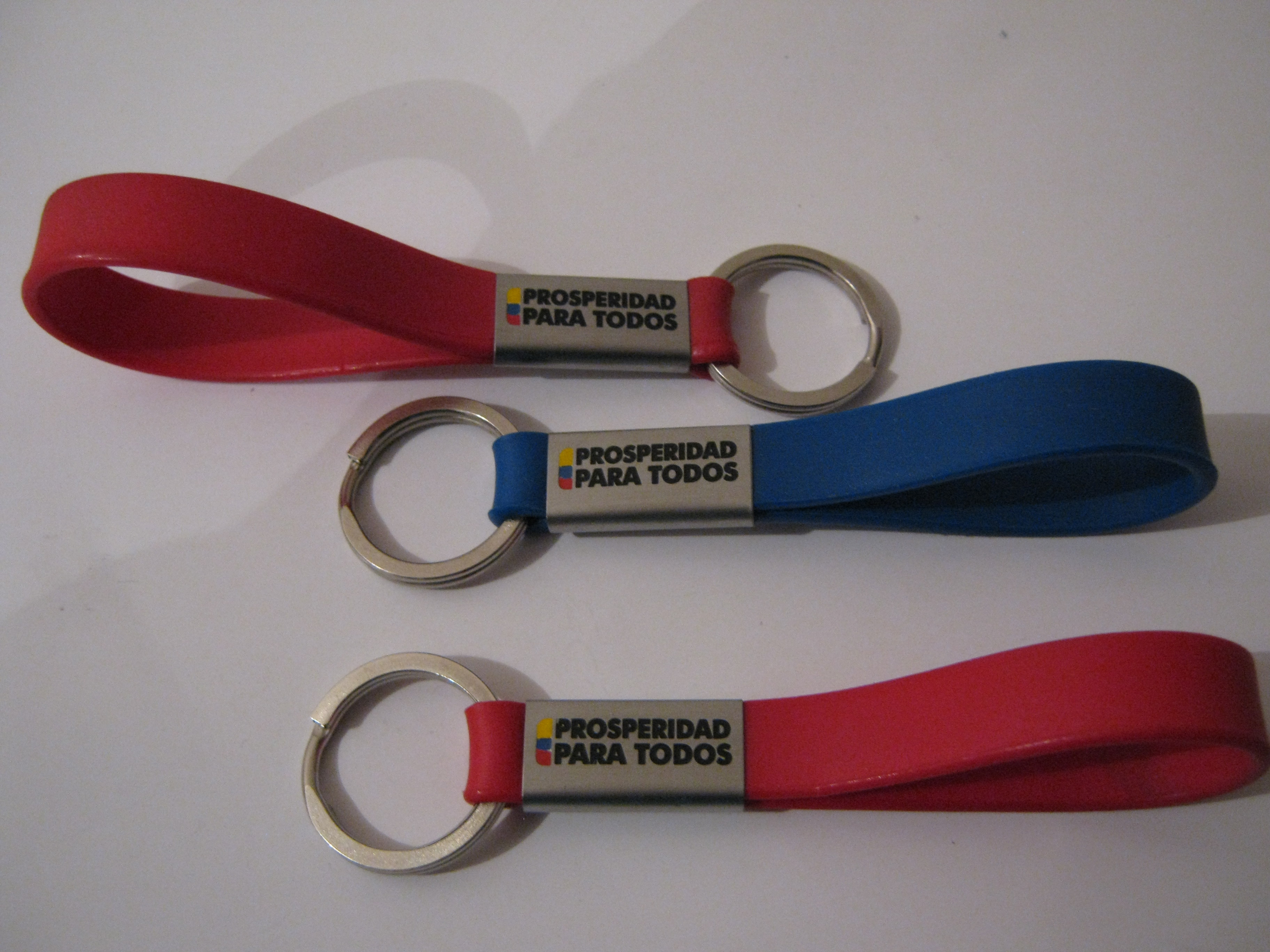 LLAVERO PUBLICITARIO, LLAVERO PROSPERIDAD PARA TODOS, LLAVERO UNIDAD DE REPARACION DE VICTIMAS, AMA JOYERIA CORPORATIVA