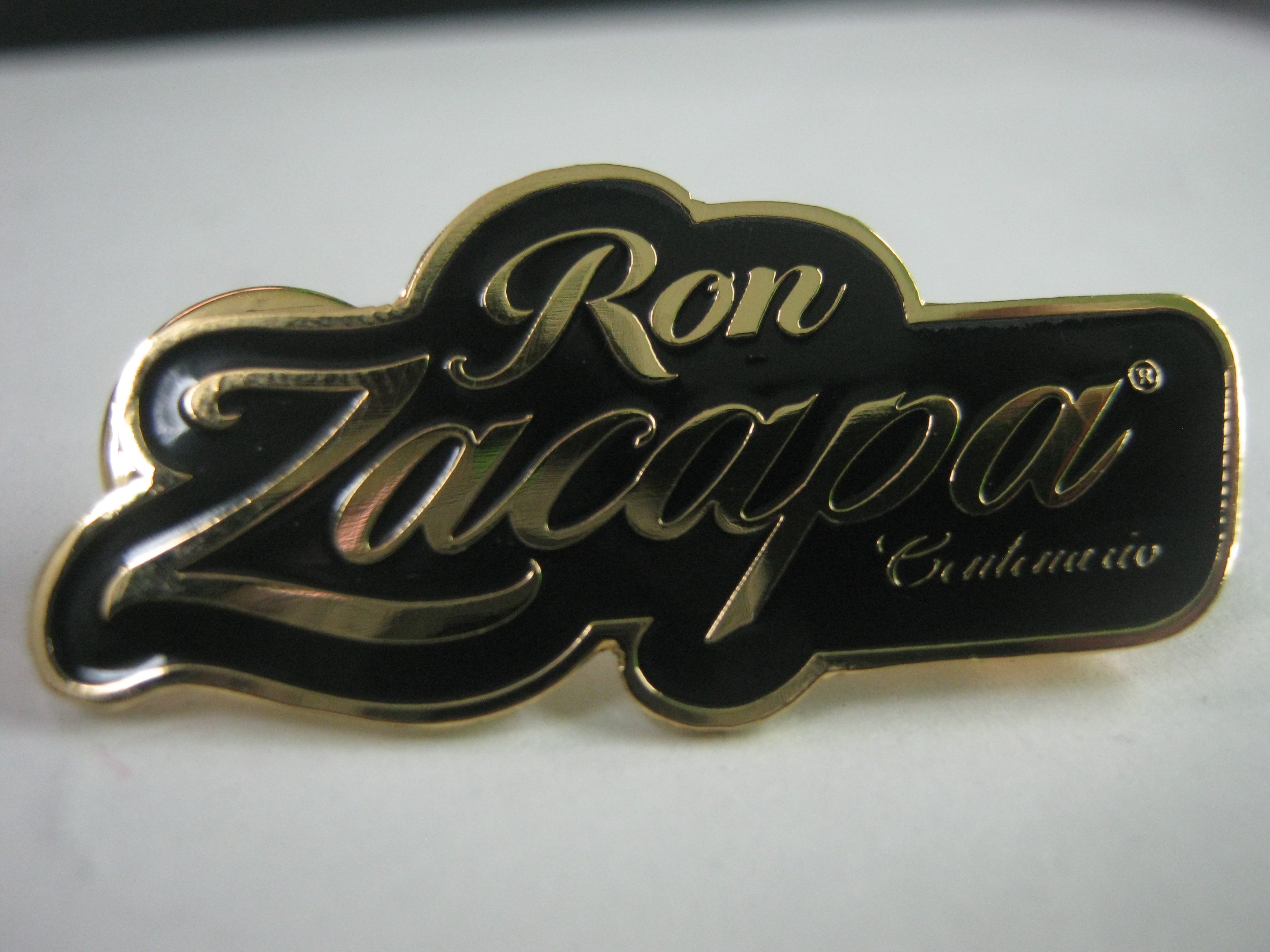 PIN DE SOLAPA BOGOTA, FOTOGRABADO,  RON ZACAPA, AMAJOYERIA CORPORATIVA