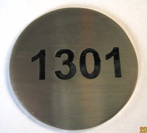 PLACA NUMERO, PLACA METALICA, PLACA GRABADA, AMA JOYERIA CORPORATIVA